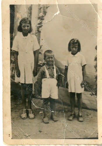 Τα τρία αδέλφια στο φωτογραφείο Αγίου Γεωργίου Ημαθίας