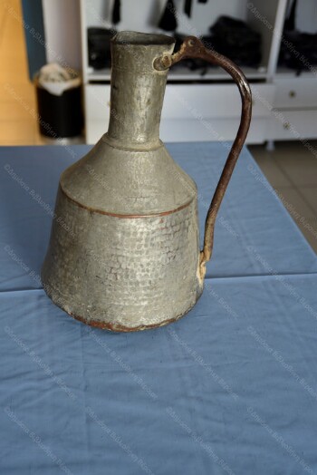 Χάλκινη στάμνα νερού