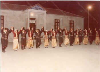 Χορευτική παράσταση της Ευξείνου Λέσχης Βέροιας στο Δημοτικό Σχολείο Μικρής Σάντας