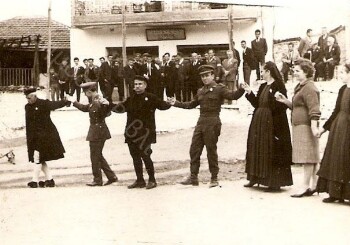 Χορός στην πλατεία του χωριού Φυτειά Ημαθίας