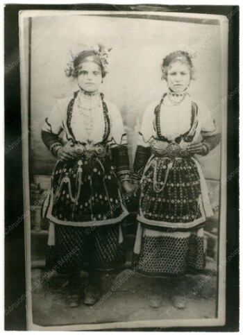 Μικρά παιδιά με παραδοσιακές φορεσιές