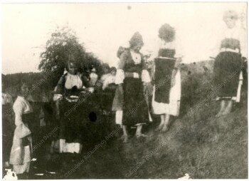 Ξυπόλητες γυναίκες στο Ρουμλούκι στις καθημερινές ασχολίες τους