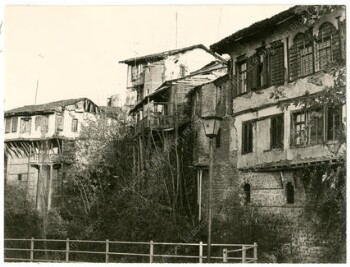 Σπίτια στην Μπαρμπούτα δίπλα στο ρέμα