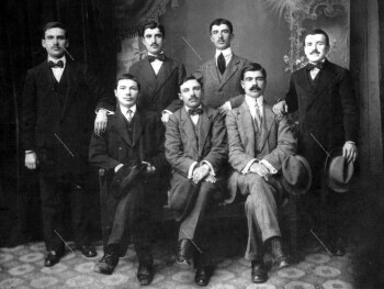 Από αριστερά Θ. Τσάιας, Ν. Χατζητζιώτζιας, Α. Χατζητζιώτζιας, Β. Μέλκος, (ανεξακρίβωτος), Δ. Δάιας και Κάρολος, Μεγάροβο