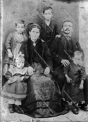 Family of Konstantinos and Aikaterini Papanikolaou, Livadi 1910