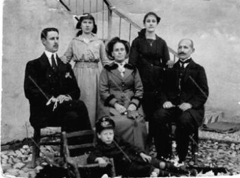 Οικογενειακή φωτογραφία. Λιβάδι αρχές του 20ου αι.