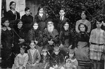 Οικογένεια ιερέα. Λιβάδι αρχές του 20ου αι.