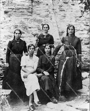 Single girls of S. Betsos-Dambo's, Hionati Kapeti's, Tsiabera's, Evanthia Damali's, Anna Georgouli's, Livadi