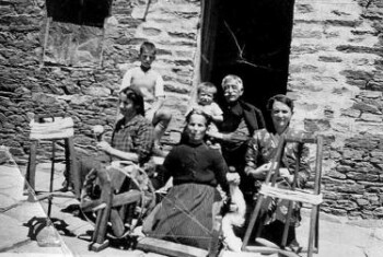 The weavers of the house. Livadi decades of the 50s