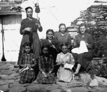 Νεαρές πλαίκτρες της οικογένειας Καραβίδα, Λιβάδι δεκαετία '50