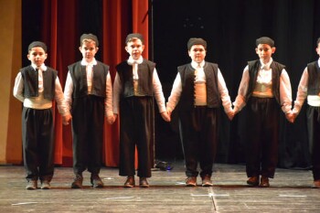 Αγόρια του Λυκείου Ελληνίδων Βέροιας με φορεσιές Μακεδονίας