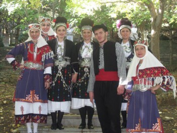 Αναμνηστική φωτογραφία χορευτικού συγκροτήματος του Λυκείου Ελληνίδων Βέροιας στο Μπούρινο Κοζάνης