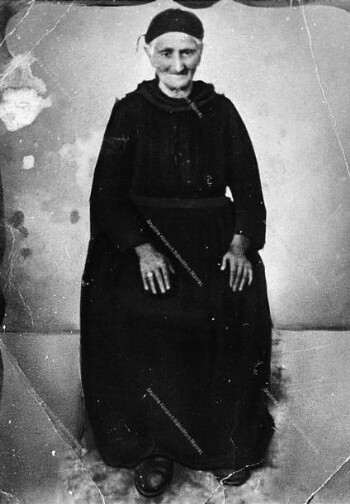 Η μαμή Στεργιανή Σαμαρά Καρίτσα 1952
