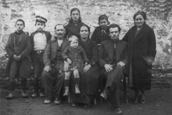 The family of Giannis Psaras from Kokkinoplo village, Katerini in the 1940s
