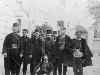 Επιτροπή προκρίτων του Σκρα στην είσοδο του ελληνικού προξενείου, Θεσσαλονίκη 1907