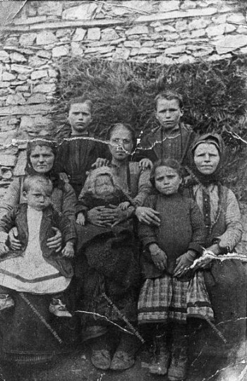 Stergiani Mparmpa's family, Megala Livadia, 1922