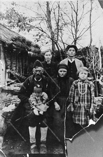 Konstantinos Gouli's family, in the winter, during the interwar