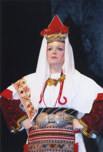 Παρουσίαση παραδοσιακών φορεσιών, γυναικεία παραδοσιακή φορεσιά από την Επισκοπή Ναούσης