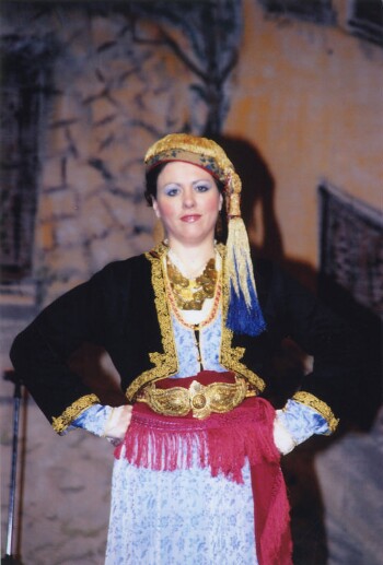 Παρουσίαση παραδοσιακών φορεσιών, γυναικεία παραδοσιακή φορεσιά από τη Νάουσσα