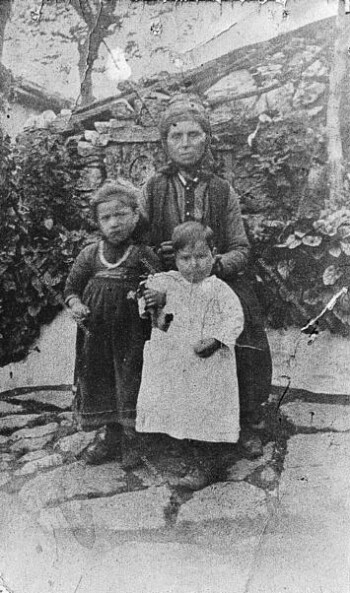 The grandmother of Zoi Saoulis with her grandchildren, Asvestochori village of Thessaloniki in 1926