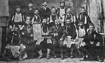 Παρέα Μεγαλολιβαδιωτών με τον επιθεωρητή των ρουμανικών σχολείων στο βιλαέτι Θεσσαλονίκης Δ. Δαν, Θεσσαλονίκη 1904
