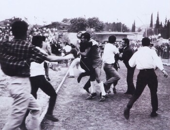 Πανηγυρισμοί των φιλάθλων της Βέροιας για την άνοδο της ομάδας τους με τη λήξη του αγώνα της με την Καστοριά