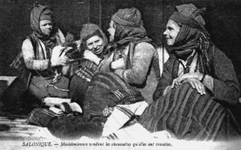 Knitting women from Megala Livadia in the Thessaloniki market, 1917