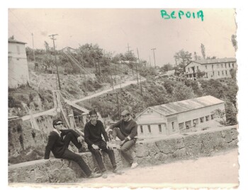 Ο Βελισάριος πάνω στη γέφυρα του Τριποτάμου με συμμαθητές του Γυμνασίου Βέροιας