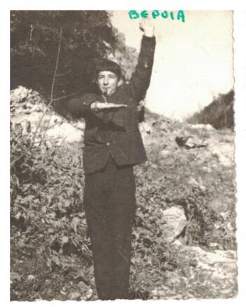 Ο Βελισάριος με σφυρίχτρα τροχονόμου κατευθύνει τα φορτηγά που διέρχονται από τη Γέφυρα του Τριποτάμου.