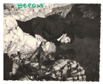 Ο Βελισάριος Παλάσης πίνει νερό από τον ποταμό Τριπόταμο