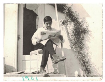 Ο Βελισάριος Παλάσης διαβάζει εφημερίδα στην αυλή του σπιτιού του