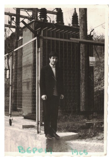 Μπροστά στον καινούριο μετασχηματιστή υψηλής τάσης κοντά στη  μικρή πλατεία  στο Βέρμιο.