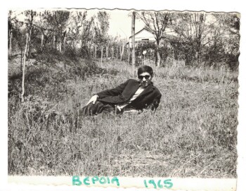 Αγροτική έκταση προς την εκκλησία της Αγίας Τριάδας