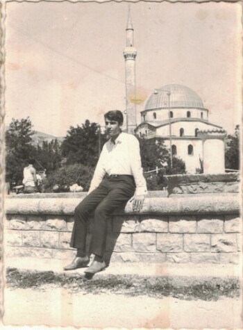 Ο Γιάννης Παλάσης με φόντο ένα τζαμί στο Μοναστήρι της Γιουγκοσλαβίας