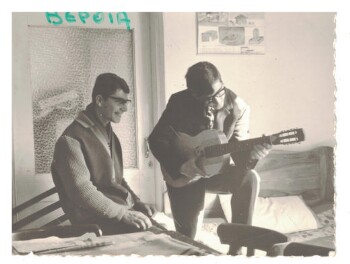 Ο Βελισάριος Παλάσης με τον αδερφό του, Γιάννη, παίζοντας κιθάρα