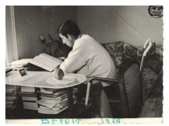 Ο Βελισάριος Παλάσης μελετά για τις εξετάσεις του Γυμνασίου της Βέροιας