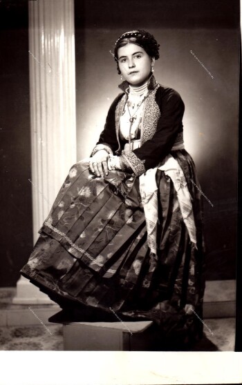 Μαθήτρια Γυμνασίου της Βέροιας με παραδοσιακή βεροιώτικη φορεσιά