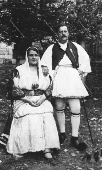 Ο δήμαρχος Τρικάλων Χρήστος Χατζηγάκης από το Περτούλι με τη σύζυγό του, ντυμένοι στα σαρακατσάνικα, Τρίκαλα 1932