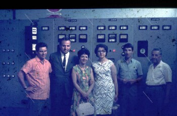 Συγγενείς του Γιάννη Παλάση φωτογραφίζονται στο υδροηλεκτρικό εργοστάσιο της ΔΕΗ