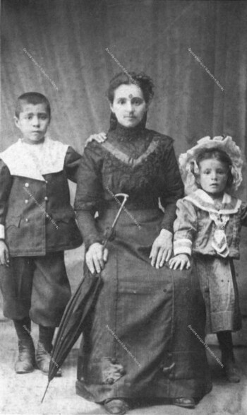 Urban Vlach family, Trikala, late 19th century