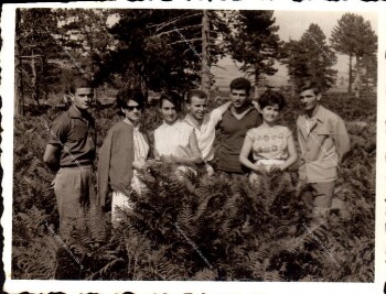 Συγγενείς και φίλοι στο δάσος με τα πεύκα στο Ξηρολίβαδο
