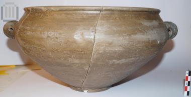 Dinos with engraved decoration