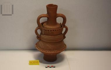 Λαγήνι με πλαστικό και γραπτό διάκοσμο