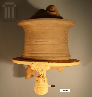 Αβαφής πυξίδα τριποδική, με πώμα, από τη Βέροια