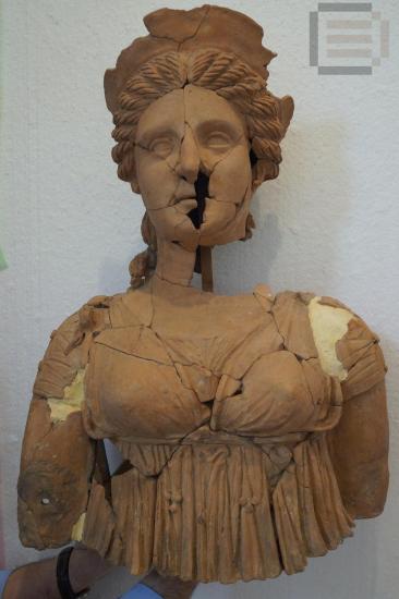 Προτομή μετωπικής γυναικείας μορφής