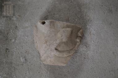 Θραύσμα μαρμάρινου κλειστού αγγείου