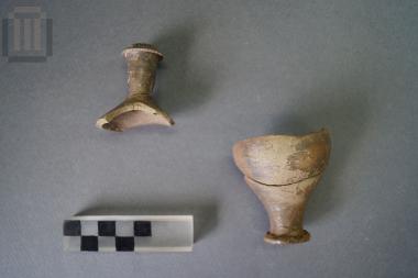 Τμήματα μελαμβαφούς ατρακτόσχημου μυροδοχείου