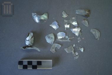 Θραύσματα γυάλινου μυροδοχείου