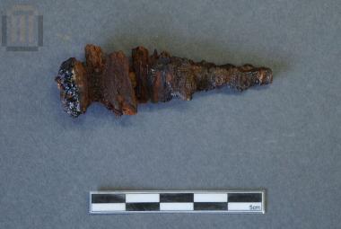 Σιδερένιο καρφί με υπολείμματα ξύλου