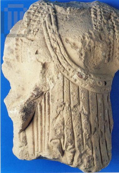 Kορμός ασβεστολιθικού αγαλματιδίου αρχαϊκής κόρης με επένδυση κονιάματος